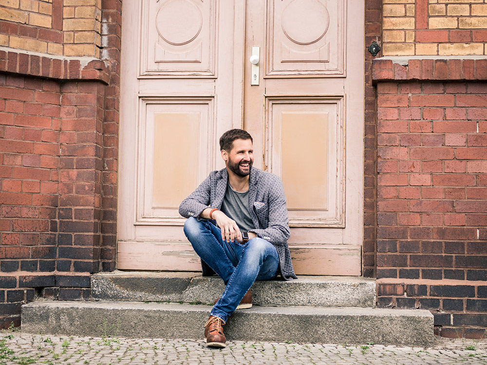 Arbeitgeber und Arbeitnehmer schütteln die Hände.